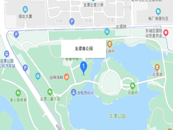龍?zhí)逗?>龍?zhí)逗?，位于北京市東城區(qū)外城東南隅，龍須溝流經(jīng)此地，故命名為“龍?zhí)逗?rdquo;。為古高梁河穿過的地區(qū)，屬海河流域北運(yùn)河支流通惠河支流護(hù)城河水系。因明圍筑外城墻的窯坑積水形成，中華人民共和國(guó)建國(guó)后，疏挖成三處湖面，面積44.3萬多平方米，并于1980年代建成大型河湖公園（龍?zhí)逗珗@、北京游樂園、龍?zhí)段骱珗@）。也是南城雨水的調(diào)蓄湖泊</ul></div>
<div   id=